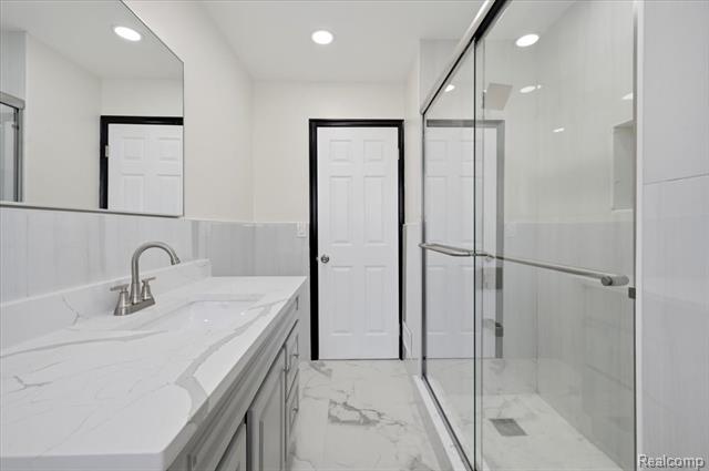 Builiding view fifteen for 33058 Ione, Sterling Heights, MI. 48310