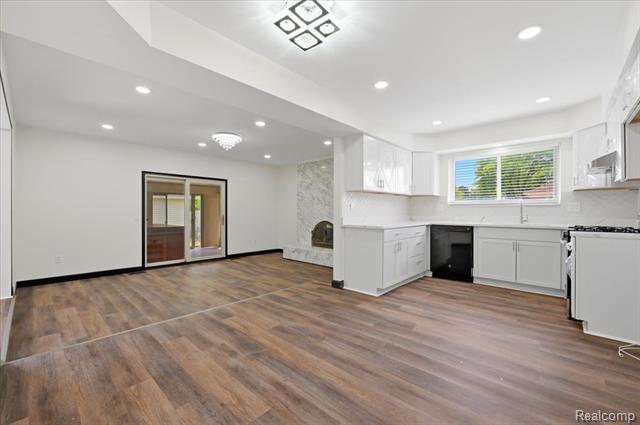 Builiding view nine for 33058 Ione, Sterling Heights, MI. 48310