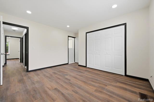 Builiding view seventeen for 33058 Ione, Sterling Heights, MI. 48310