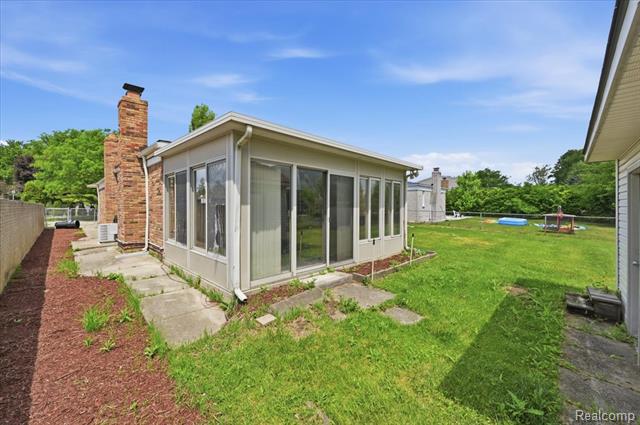 Builiding view twenty seven for 33058 Ione, Sterling Heights, MI. 48310