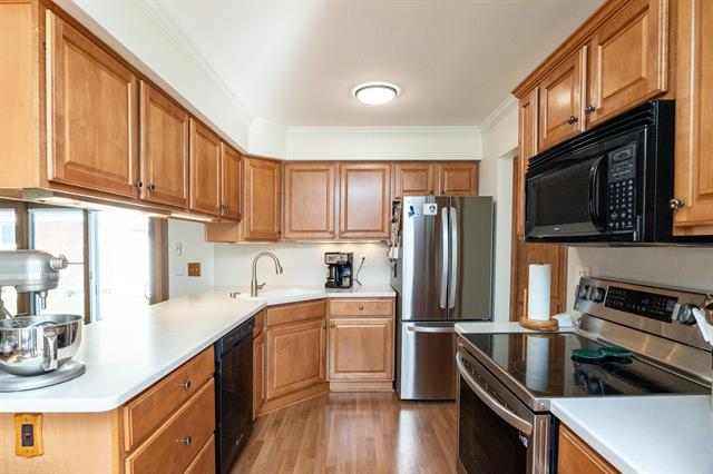 Builiding view eighteen for 33230 Morrison, Sterling Heights, MI. 48312