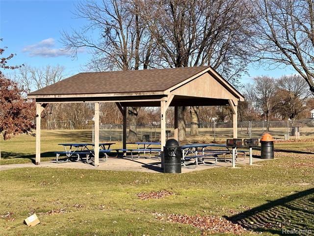 Builiding view fifty for 16970 Park, Fraser, MI. 48026