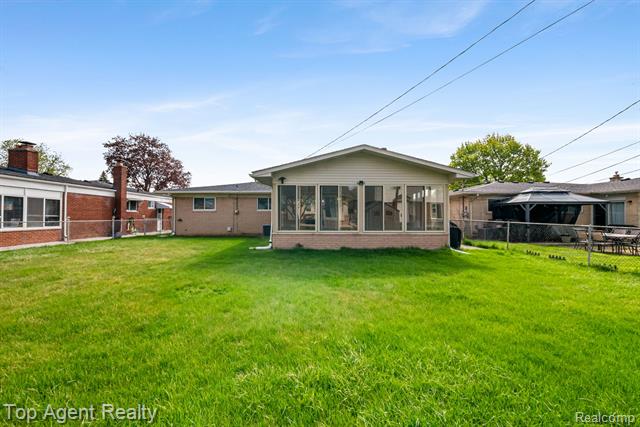 Builiding view thirty nine for 33437 Somerset, Sterling Heights, MI. 48312