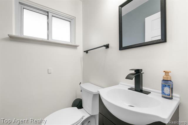 Builiding view thirty one for 33437 Somerset, Sterling Heights, MI. 48312