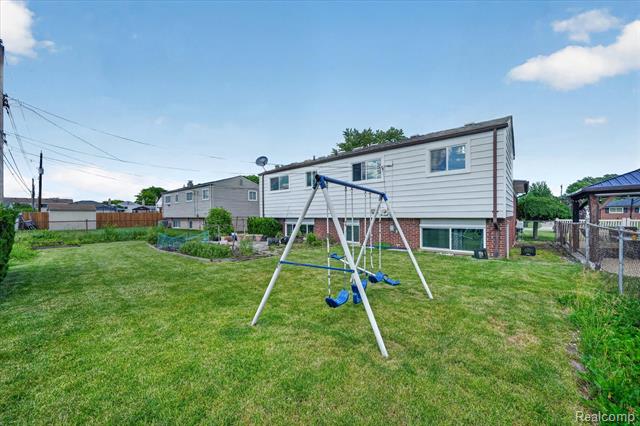 Builiding view forty for 33879 Brookshire, Sterling Heights, MI. 48312