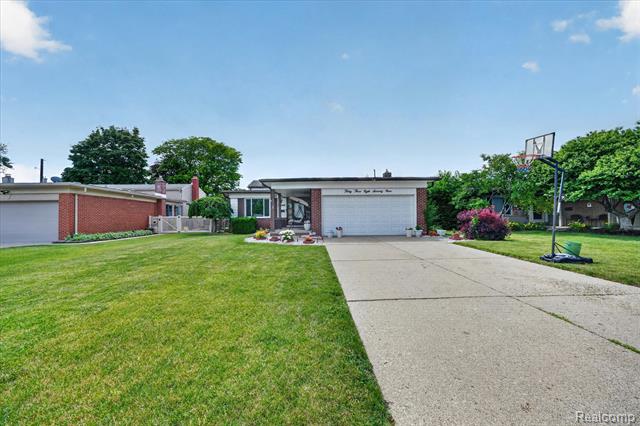 Builiding view four for 33879 Brookshire, Sterling Heights, MI. 48312