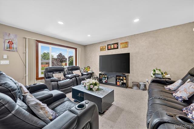 Builiding view seven for 33879 Brookshire, Sterling Heights, MI. 48312