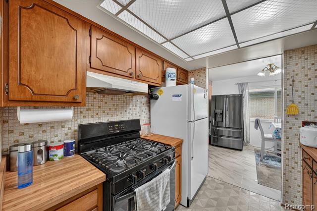 Builiding view seventeen for 33879 Brookshire, Sterling Heights, MI. 48312