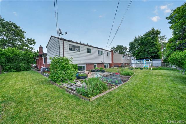 Builiding view thirty eight for 33879 Brookshire, Sterling Heights, MI. 48312