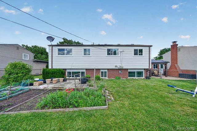 Builiding view thirty nine for 33879 Brookshire, Sterling Heights, MI. 48312