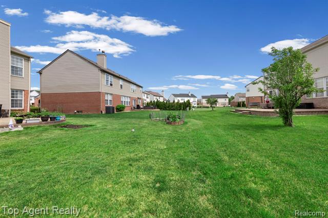 Builiding view thirty one for 33780 Stonecrest, Sterling Heights, MI. 48312