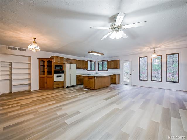 Builiding view four for 21662 Flanders, Farmington, MI. 48335