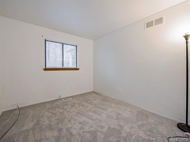 Builiding view seventeen for 21662 Flanders, Farmington, MI. 48335