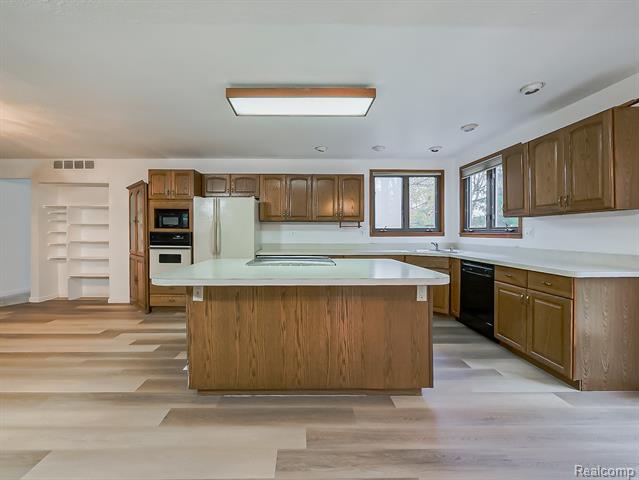 Builiding view six for 21662 Flanders, Farmington, MI. 48335