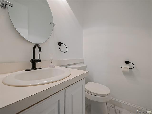 Builiding view sixteen for 21662 Flanders, Farmington, MI. 48335