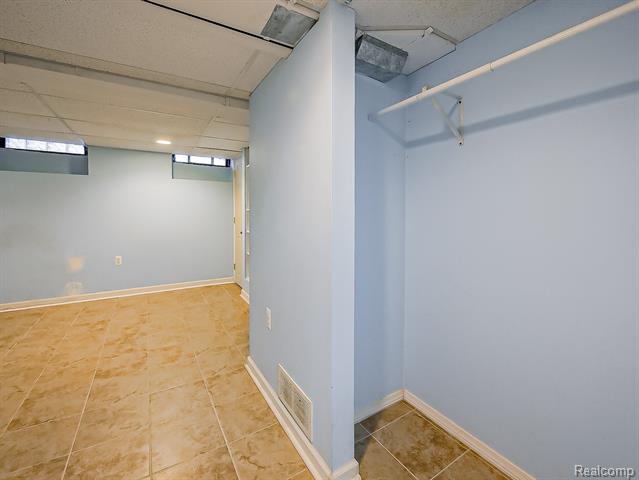 Builiding view twenty for 21662 Flanders, Farmington, MI. 48335