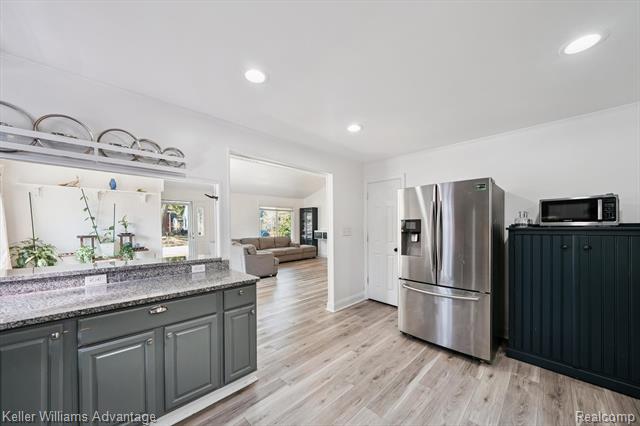 Builiding view thirteen for 21526 Oxford, Farmington, MI. 48336