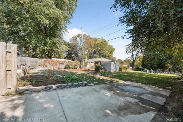 Builiding view thirty nine for 21526 Oxford, Farmington, MI. 48336
