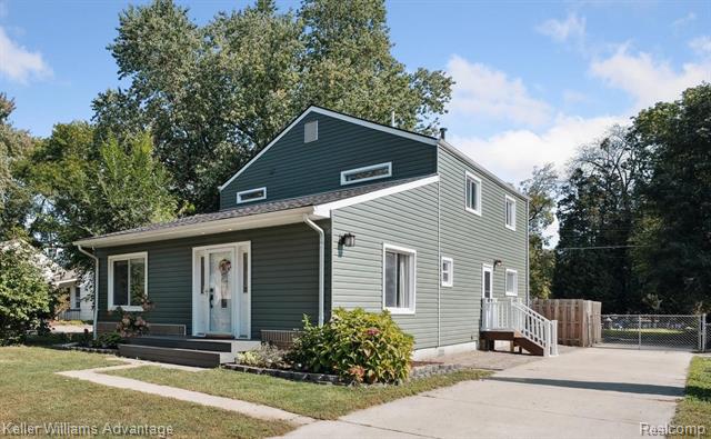 front view picture of 21526 Oxford Ave, Farmington, MI. 48336