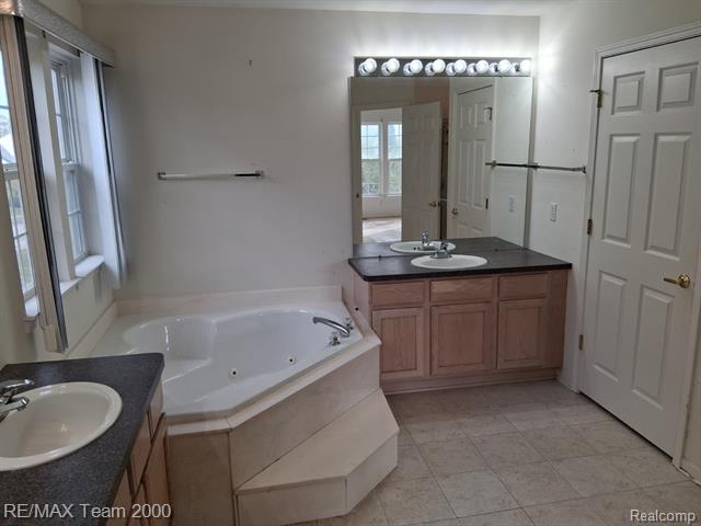 Builiding view forty for 34495 Orsini, Sterling Heights, MI. 48312