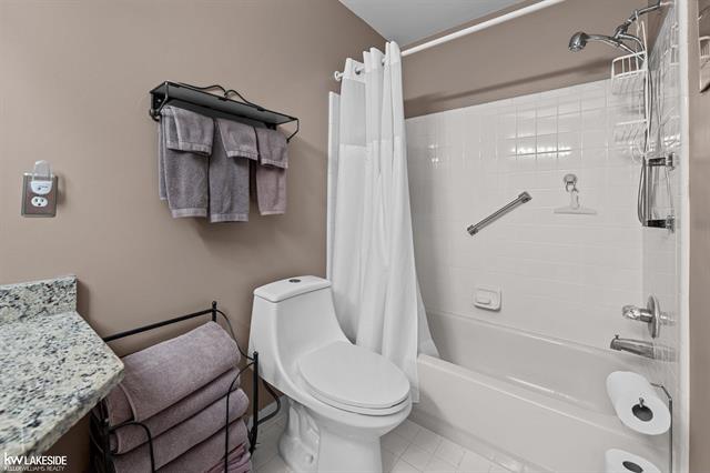 Builiding view nineteen for 34166 Birchway, Sterling Heights, MI. 48312