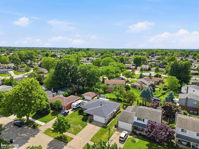 Builiding view forty one for 34265 Greentrees Roa, Sterling Heights, MI. 48312