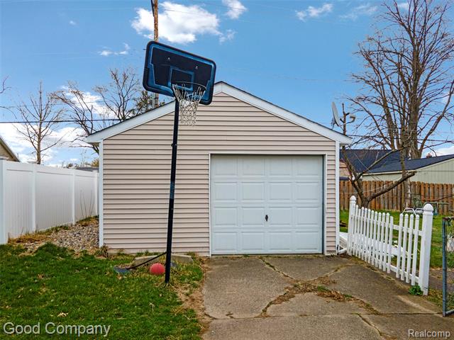 Builiding view thirty nine for 21560 Collingham, Farmington, MI. 48336