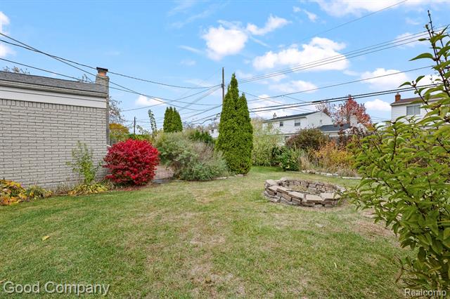 Builiding view twenty seven for 4215 Nickolas, Sterling Heights, MI. 48310