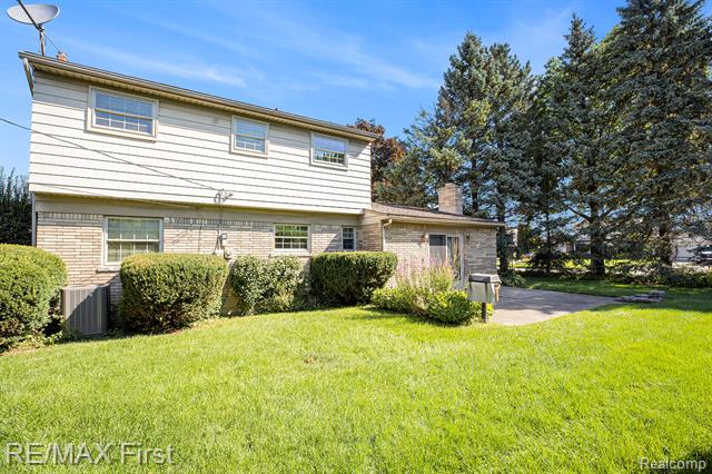 Builiding view thirty for 12284 Polara, Sterling Heights, MI. 48312