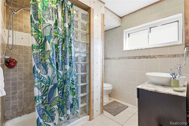 Builiding view ten for 35163 Dumbarton, Harrison Township, MI. 48045