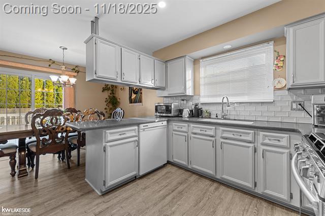 Builiding view nineteen for 35646 Maureen, Sterling Heights, MI. 48310