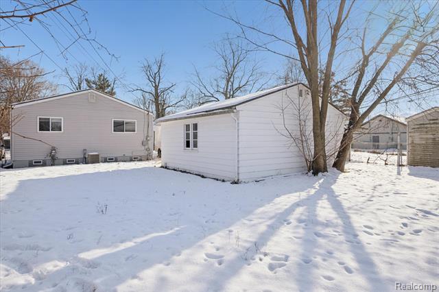 Builiding view twenty one for 21615 Colgate, Farmington, MI. 48336