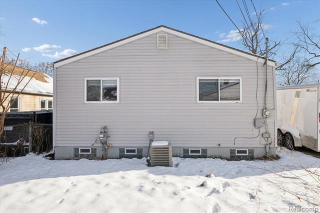 Builiding view twenty three for 21615 Colgate, Farmington, MI. 48336