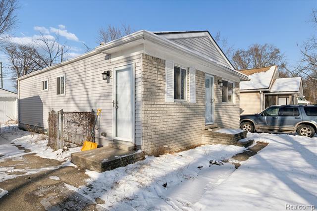 Builiding view two for 21615 Colgate, Farmington, MI. 48336