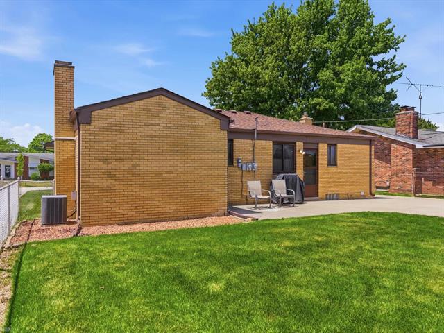 Builiding view thirty for 35842 Malibu, Sterling Heights, MI. 48312