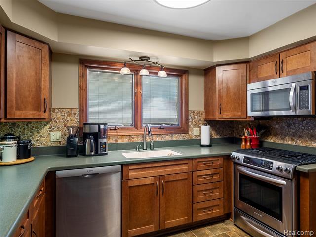 Builiding view seventeen for 36203 Pickwick, Sterling Heights, MI. 48310