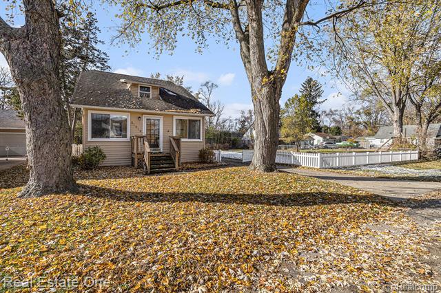 Builiding view one for 21619 Oxford, Farmington, MI. 48336