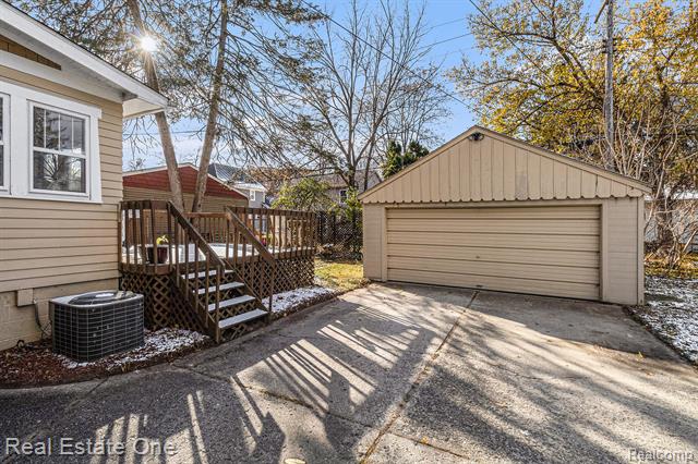 Builiding view twenty two for 21619 Oxford, Farmington, MI. 48336