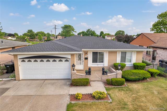front view for 13612 Canterbury Dr, Sterling Heights, Mi. 48312