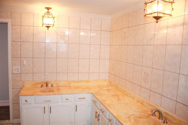 Builiding view twenty for 36833 Engleside, Sterling Heights, MI. 48310