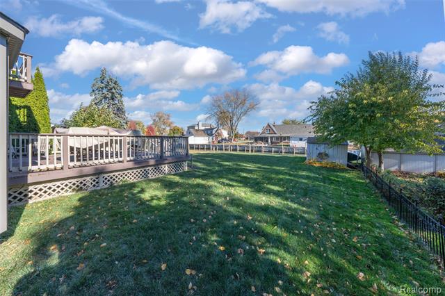 Builiding view nineteen for 39100 Archer W, Harrison Township, MI. 48045