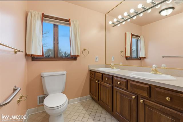 Builiding view twenty for 140 Kenyon, Algonac, MI. 48001