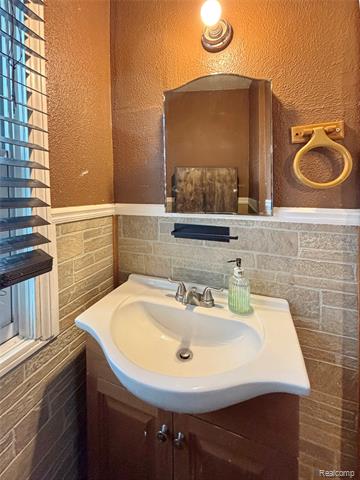 Builiding view fifteen for 17228 Dorset, Southfield, MI. 48075