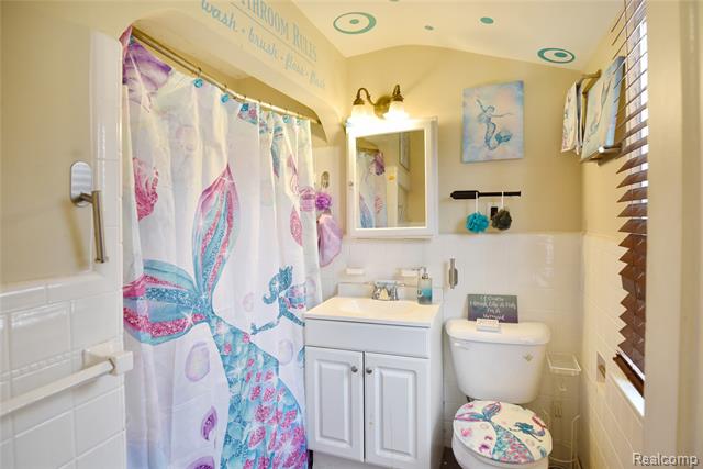 Builiding view seventeen for 17228 Dorset, Southfield, MI. 48075