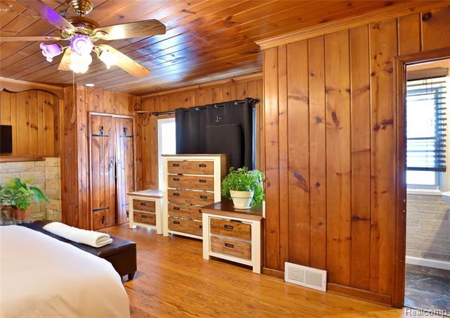 Builiding view thirteen for 17228 Dorset, Southfield, MI. 48075