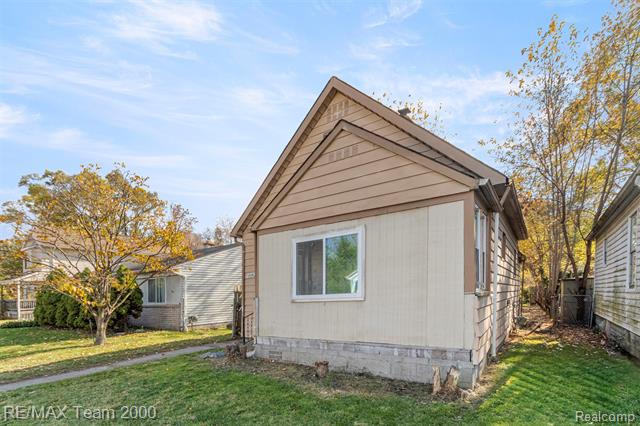 Builiding view one for 334 E Milton, Hazel Park, MI. 48030