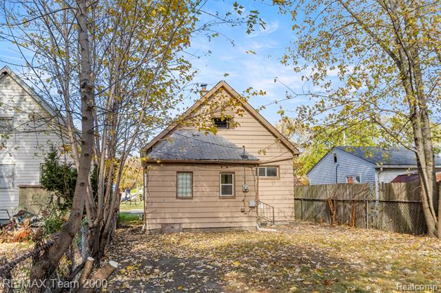 Builiding view thirty five for 334 E Milton, Hazel Park, MI. 48030