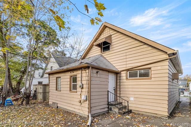 Builiding view thirty nine for 334 E Milton, Hazel Park, MI. 48030