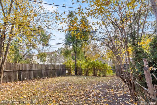 Builiding view thirty seven for 334 E Milton, Hazel Park, MI. 48030