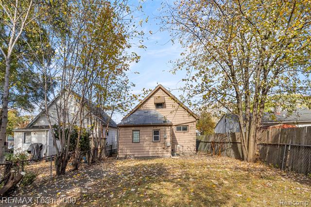 Builiding view thirty two for 334 E Milton, Hazel Park, MI. 48030